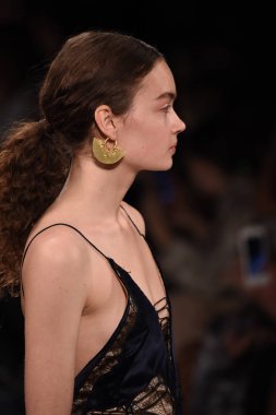  Jonathan Simkhai koleksiyonu 