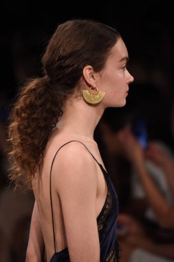  Jonathan Simkhai koleksiyonu 