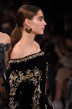  Jonathan Simkhai koleksiyonu 