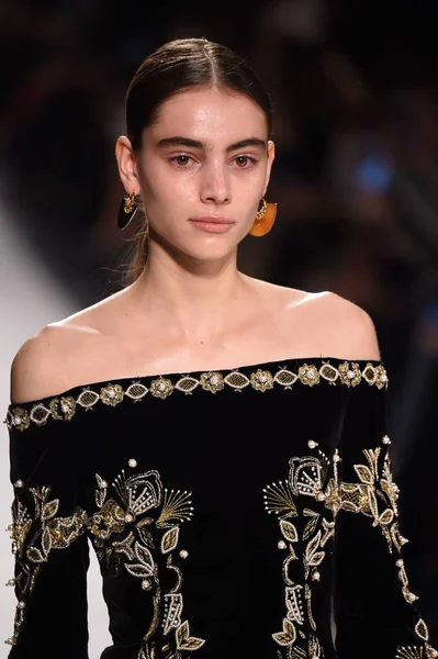  Jonathan Simkhai koleksiyonu