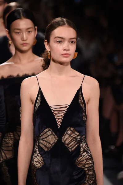  Jonathan Simkhai koleksiyonu 