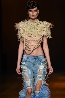 Sarışınlar defile