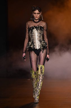 Sarışınlar defile