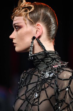 Sarışınlar defile