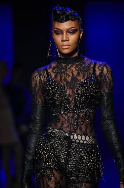 Sarışınlar defile