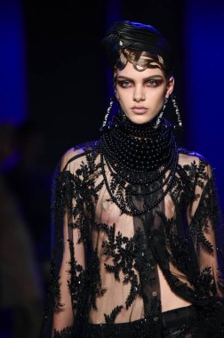 Sarışınlar defile