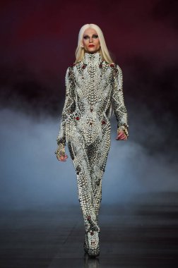 Phillipe sarışın pist yürür