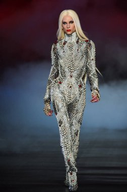 Phillipe sarışın pist yürür