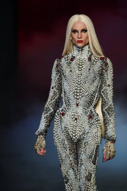 Phillipe sarışın pist yürür