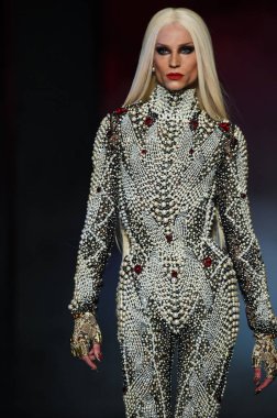 Phillipe sarışın pist yürür