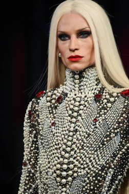 Phillipe sarışın pist yürür