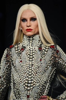 Phillipe sarışın pist yürür