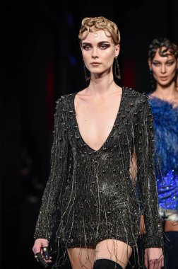 Sarışınlar defile