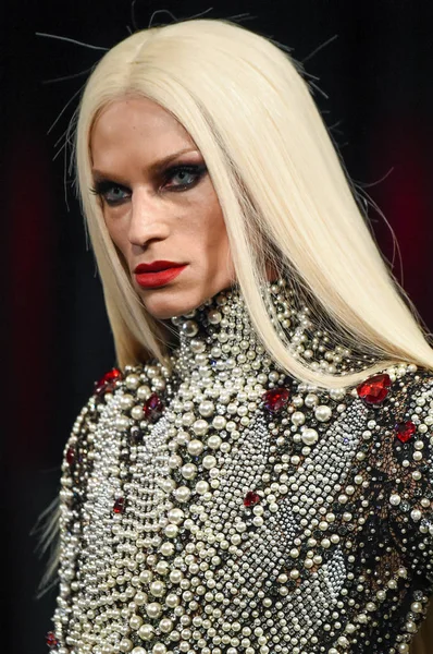 Phillipe Blond  walks the runway — Stock Photo, Image