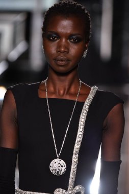 New York, Ny - 18 Nisan: Manken Reem Acra Tiffany ve co 18 Nisan 2017 New York'ta giyen pist yürür. 