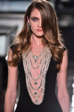 New York, Ny - 18 Nisan: Manken Reem Acra Tiffany ve co 18 Nisan 2017 New York'ta giyen pist yürür. 