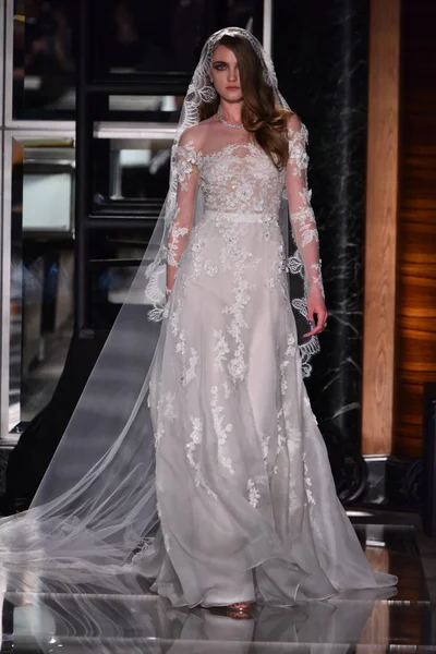 Reem Acra ที่ ทิฟฟานี่ แอนด์ โค . — ภาพถ่ายสต็อก