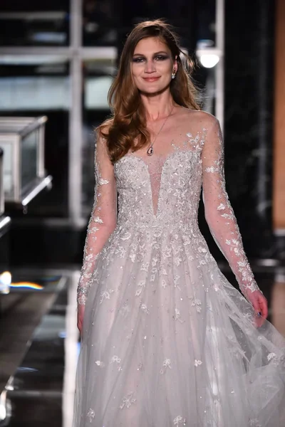 Reem Acra en Tiffany & Co . —  Fotos de Stock