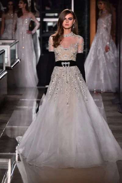 Reem Acra chez Tiffany & Co . — Photo