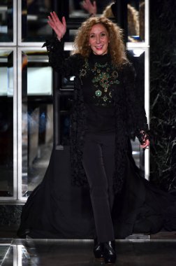 : Reem Acra seyirci selamlıyor