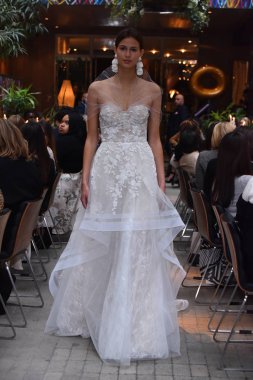 Sachin ve Babi ilkbahar/yaz gelin 2018 gösteri