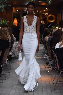 Sachin ve Babi ilkbahar/yaz gelin 2018 gösteri