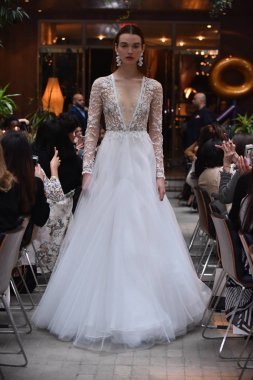 Sachin ve Babi ilkbahar/yaz gelin 2018 gösteri