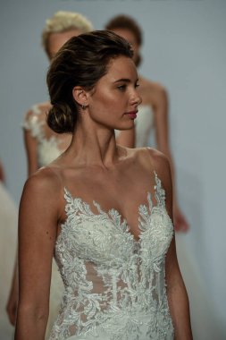 New York, Ny - 20 Nisan: Modelleri yürüyüş pist finale, Kleinfeld otel New York'ta Randy Fenoli ilkbahar/yaz gelin 2018 Show'da üzerinde 20 Nisan 2017.