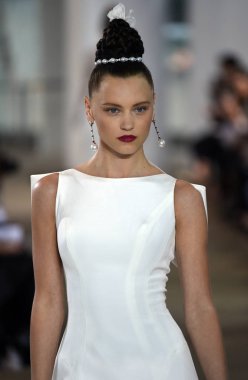  Ines di Santo gelinlik defilesi