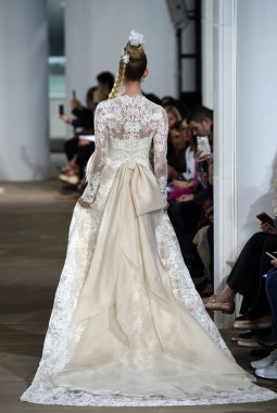  Ines di Santo gelinlik defilesi