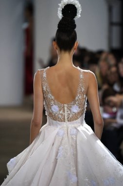 New York, Ny - 21 Nisan: pist Ines di Santo ilkbahar/yaz 2018 gelin moda sırasında göstermek da IAC Binası 21 Nisan 2017 New York'ta bir model yürür..