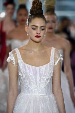 Ines di Santo gelinlik defilesi