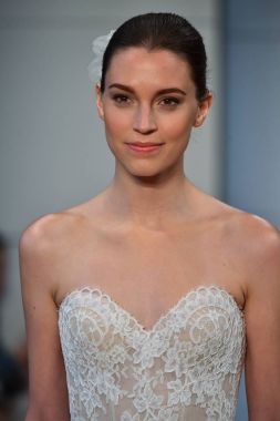  Monique Lhuillier Bridal gösteri