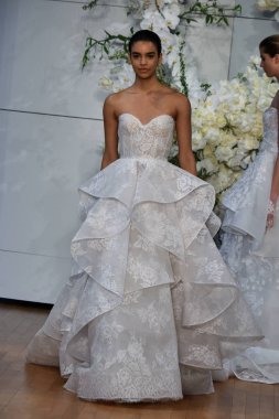  Monique Lhuillier Bridal gösteri