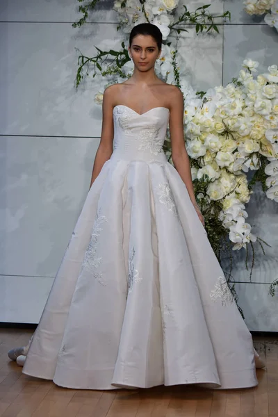 Monique Lhuillier Bridal show — Stock fotografie