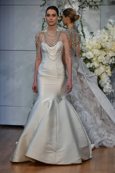 Monique Lhuillier Bridal show — Stock Photo, Image