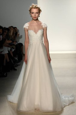 Kelly Faetanini Bridal gösteri 