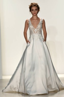  Kelly Faetanini pist Show