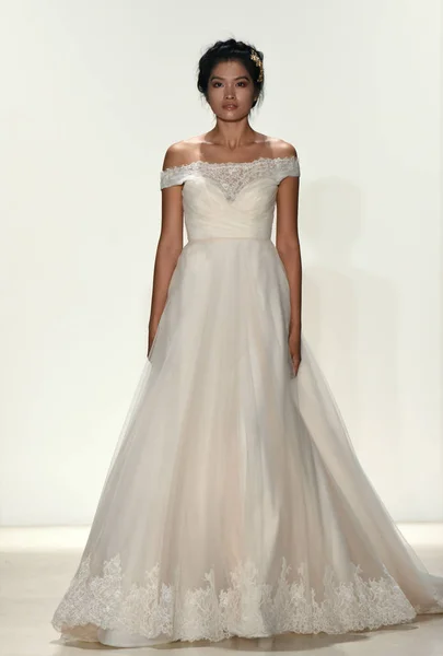 Kelly Faetanini Bridal show — Stock Photo, Image