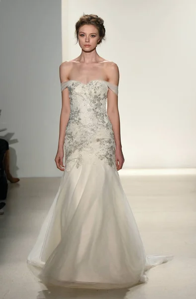 Kelly Faetanini Bridal show — Stock Photo, Image