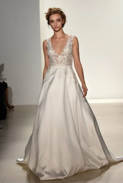 Kelly Faetanini Bridal show — Stock Photo, Image