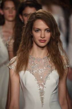 Jenny Packham İlkbahar/Yaz 2018 gelinlik koleksiyonu
