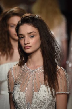 Jenny Packham İlkbahar/Yaz 2018 gelinlik koleksiyonu