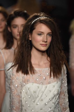 Jenny Packham İlkbahar/Yaz 2018 gelinlik koleksiyonu