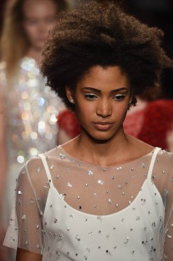 Jenny Packham İlkbahar/Yaz 2018 gelinlik koleksiyonu