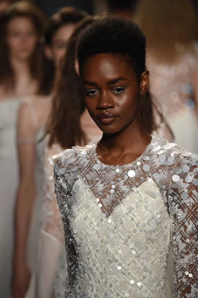 Jenny Packham Spring/Summer 2018 bridal collection — Stock Photo, Image