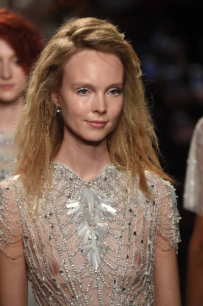 Jenny Packham Spring/Summer 2018 bridal collection — Stock Photo, Image