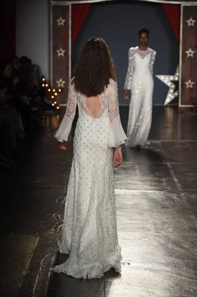 詹妮克汉姆的新娘装系列 — 图库照片