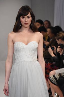 Theia gösterisi sırasında New York Moda Haftası