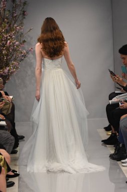 Theia gösterisi sırasında New York Moda Haftası